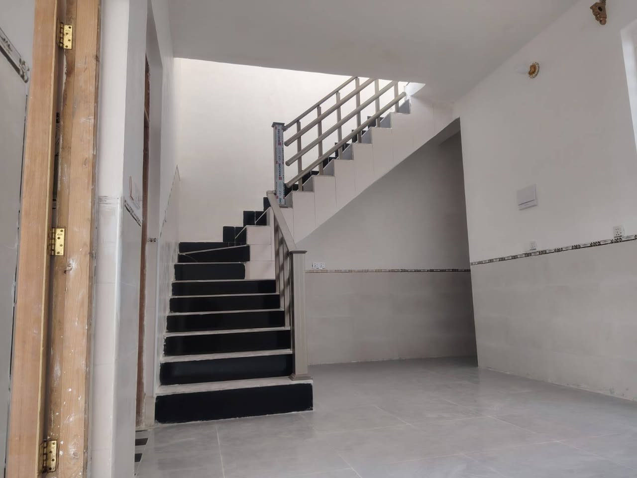 السلام عليكم 
بيت للأيجار 
الموقع /القاسم حي الوحدة 
بناء حديث غير مسكون 
طابقين متكون من غرفتين ومجمع صحي حمام داخلي وحمام خارجي  وصالتين وأستقبال ومطبخ 
مثل ماموضح بالصور 
للاستفسار على رقم ***********
