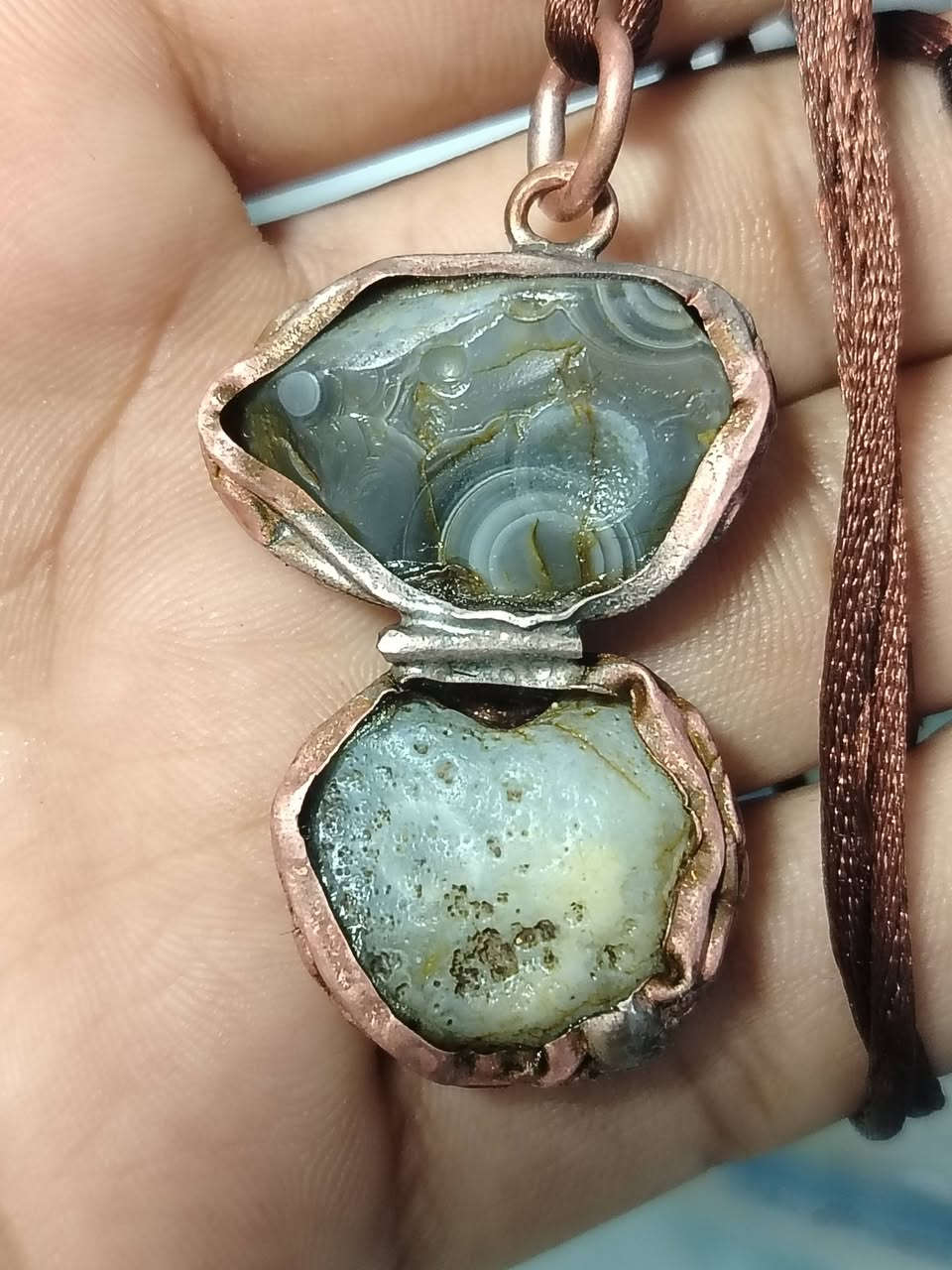 السلام عليكم احبائي قلاده سليماني قديمه جدآ صياغه نحاس قديم وحجر قويات شغل محبه وعقد يتسهيل الموار السعر خاص العلوان بغداد شراي اهلن وسهلن رقم الهاتف ***********
