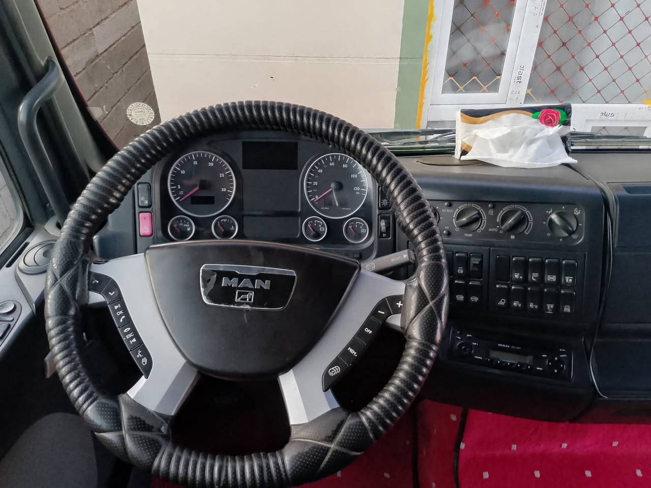 السلام عليكم ورحمة الله وبركاته 
2007 سليمانيةمكينة 440 مكفول اوتوماتيك 
تدفئه تبريد ثلاجة هاف.سنويه لل28
عربانه أوربي دبل تاير بلادي سطح بليت 
مكان ديالى حمرين 250$
رقم موبايل ***********
