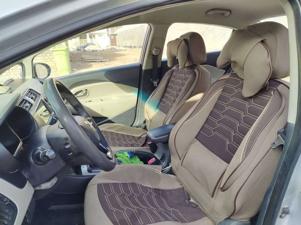 سلام عليكم
 للبيع
كيه ريو 2015 خليجي رقم واسط بسمي بس بيها جراد اشويه 
سعر 80 وبيها مجال
كوت مركز مدينه
***********
