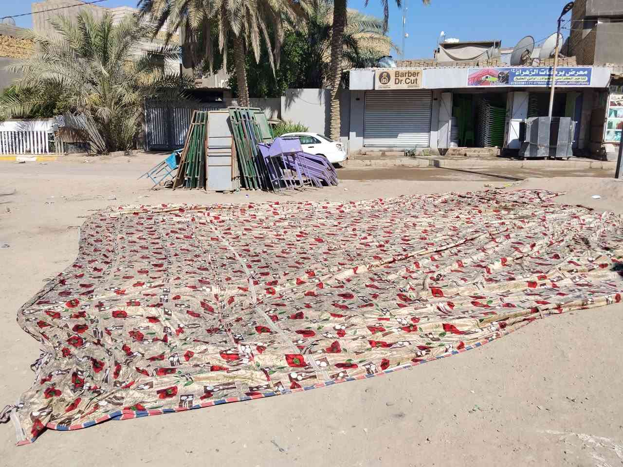 السلام عليكم جادر قماش فقط مستعمل عدد ٢ الاول خمسة اقواس و الثاني ستة اقواس للبيع السعر ٢٥٠٠٠٠ دينار وبيه مجال العنوان حلة نادر الثالثة قرب مركز صحي نادر موبايل ***********
