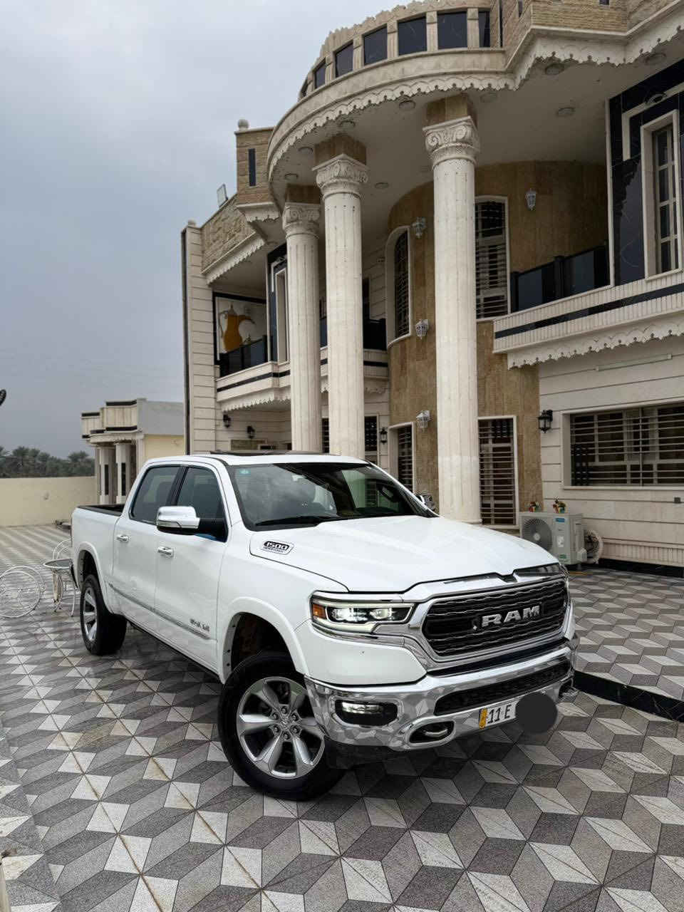 سلام عليكم دوج رام 2021 لمتد فول 1/1
فول مواصفات 
ماشيه 65الف ميل
فول فول 
دوج رام  لمتد 
المحرك : V8 5.7L .
السعر 360ورقه بيه مجال 

المواصفات :
* دفع رباعي 4x4. فور ويل
* نقطة عمياء. 
* استطفاف ذكي (اوتوپارك).
* دوسات جانبية كهربائية.
* المصابيح الأمامية زنون.
* كشافات الضباب زنون. 
* المصابيح الأمامية والمصابيح الخلفية LED. 
* دخول ذكي (بصمة). 
* تشغيل عن بعد.
* مقاعد من الجلد الفاخر. 
* المقاعد كهربائية مع ميموري.
* المقاعد الأمامية تبريد وتدفئة. 
* المقاعد الخلفية تبريد وتدفئة. 
*الستيرن تدفئه 
* شاشة كبيرة 12 أنچ.
* نظام ملاحة نفكيشن GPS.
* حساسات امامية وخلفية.
* 
* مانع تصادم خلفي. 
* مكيف خلفي.
*محدد سرعة.
* ويل كروم قياس 22 انج.
* * شاحن موبايل لاسلكي (واير ليس).
* الشباك الخلفي كهربائي. 
* المرايا الجانبية تدفئة. 
* باب الصندوق كهربائي.
* .*
* امكانية تعديل ارتفاع دواسات البنزين والبريك.
* هاند بريك كهربائي.
* جوبلسات جگات تصعد وتنزل 
* حساسات امامية. 
* حساسات خلفية. *
* مرايا مع خاصية التعتيم الذاتي. 
* مساحات تخزين إضافية 
مكان بغداد الحسينية 
الحادث بسيط جداً موضح بالصور

*********** بدون واتساب
