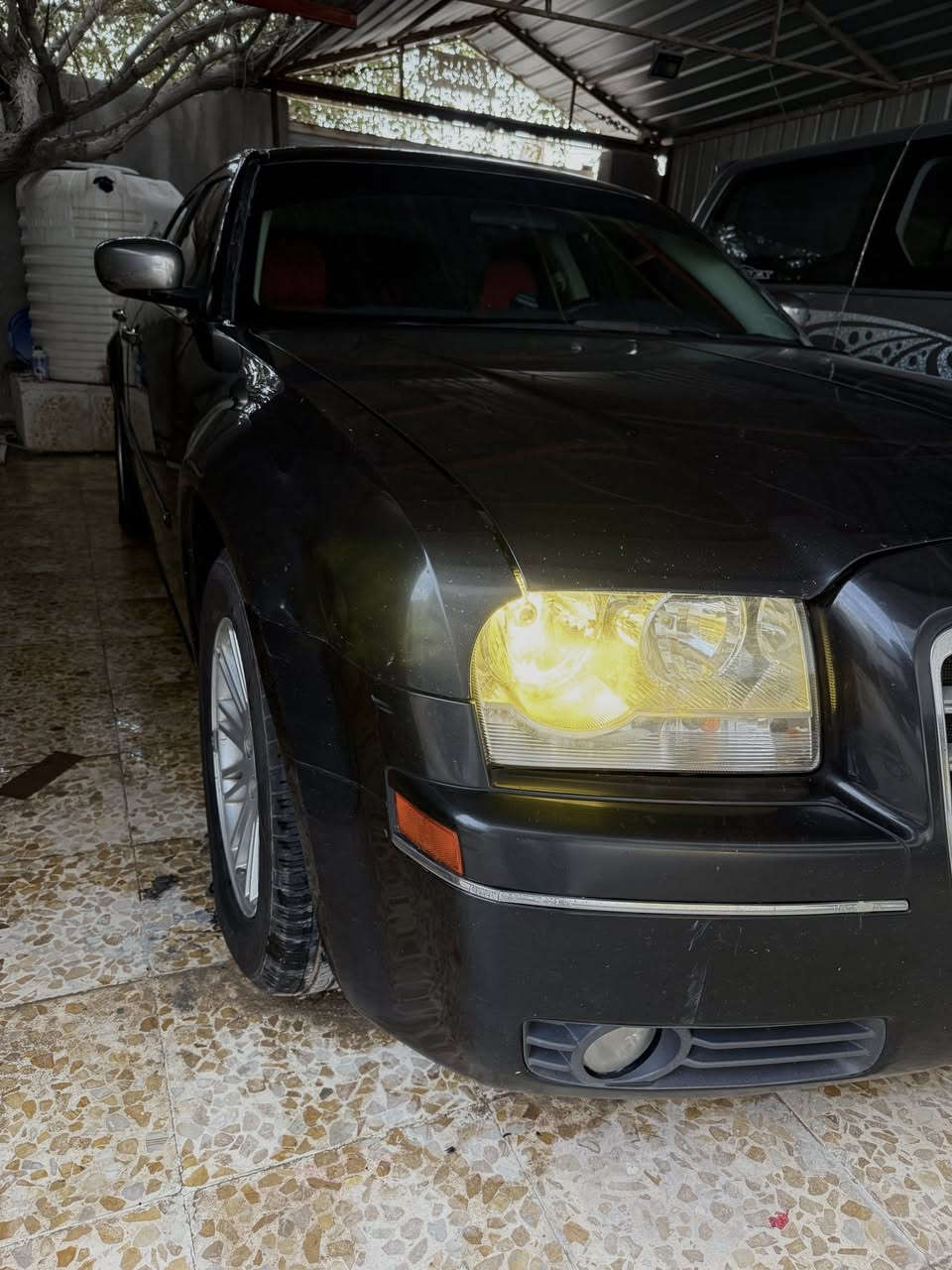 السلام عليكم 
اوباما 2010 
بيها بارد شبر بخشم الجاملغ الامامي الايسر 
ورشه جراد بالمدكر الخلفي الأيمن فقط 
الباقي كفاله 
ماشيه 180 تقريبا 
باسمي السياره 
كير 
مكينه 3500 
زنون ناصي ليموني
زنون عالي ثلجي
تبريد تدفئه حداده تخم تاير 
كامله 
البصره الزبير 
***********
135 وبيها مجال
