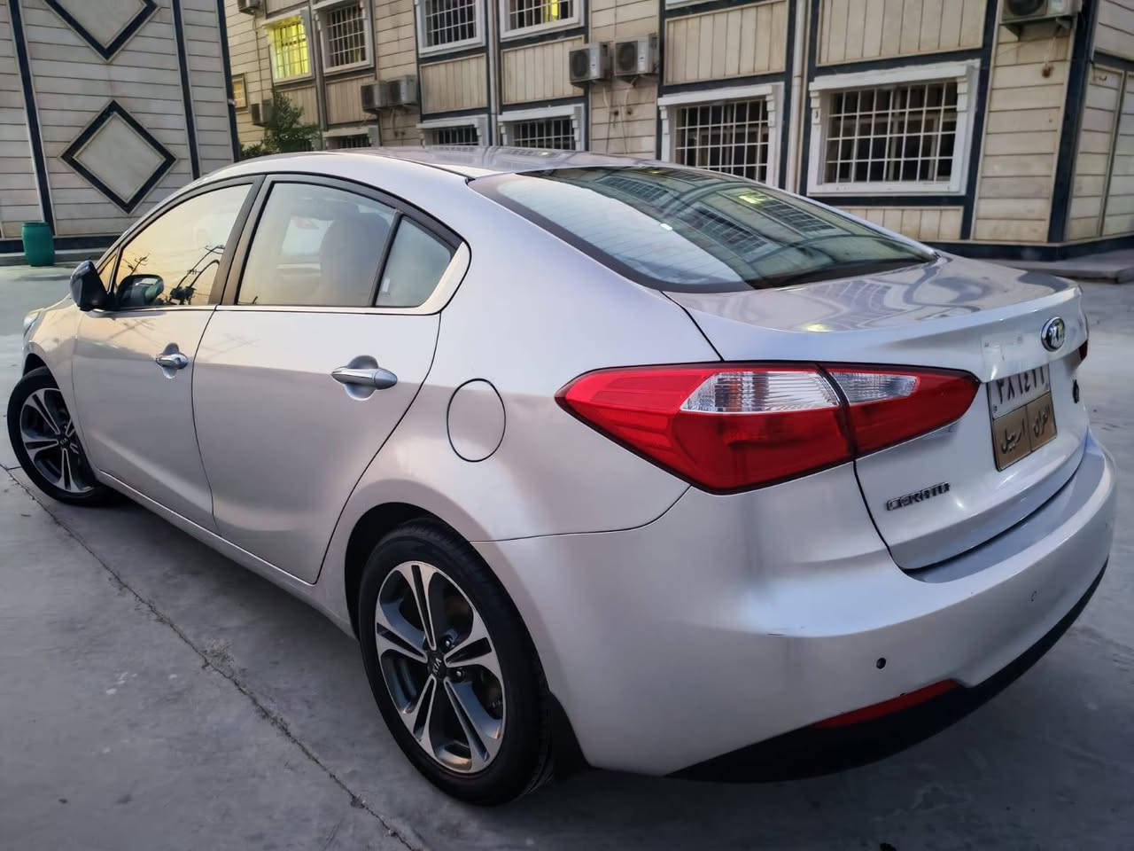 السلام عليكم كيا سيراتو خليجية موديل 2014 سياره كفاله عامه عدا باب السائق سياره فول موصفات عدا الفتحه سياره جديده استخدام شخصي مكان السياره بصره للاستفسار الاتصال ***********
