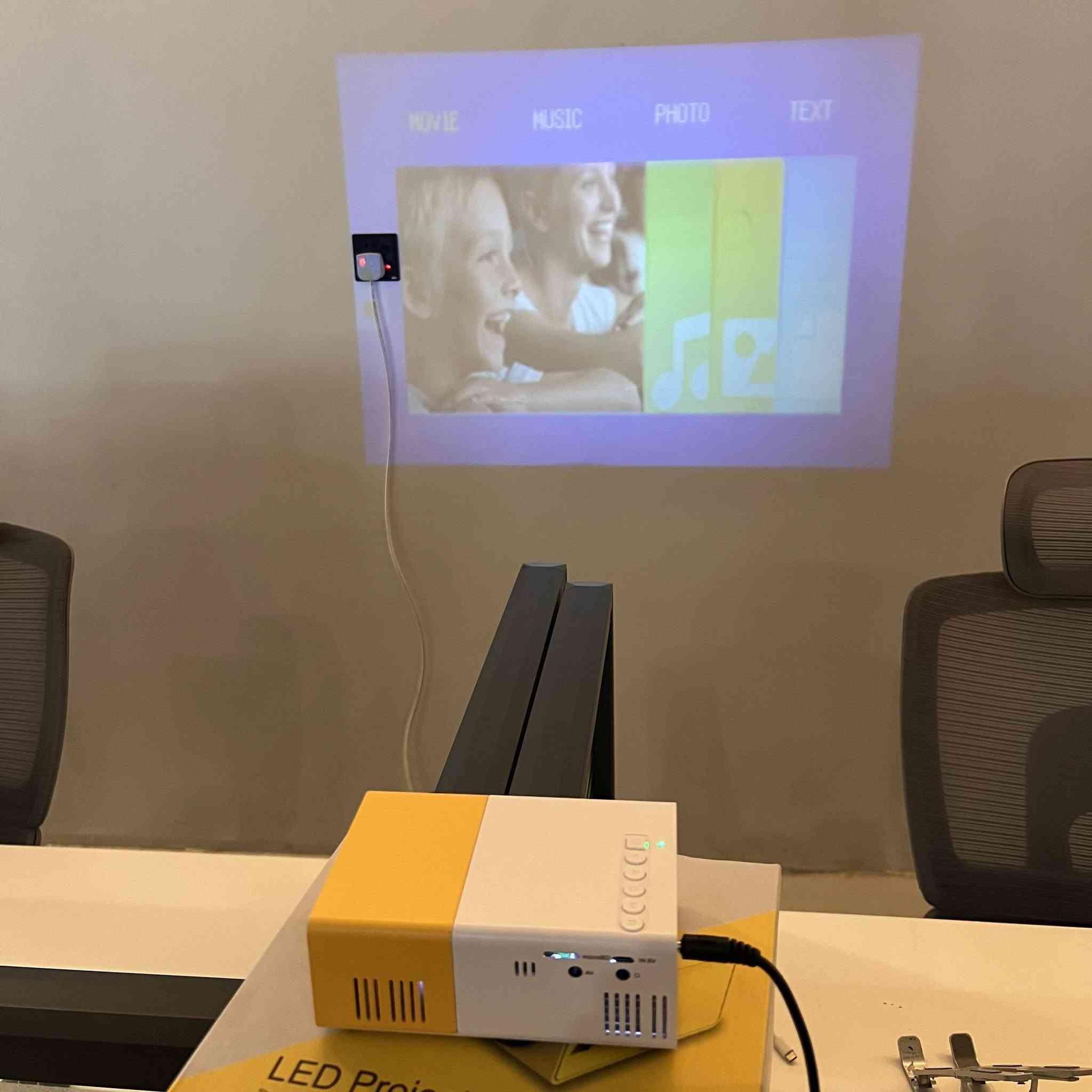 بروجكتر LED صغير محمول بدقة عرض مدعومة 1080P مع بطارية مدمجة ومنافذ HDMI / USB / Micro SD

• بروجكتر LED صغير ومحمول مناسب لعرض الفيديو والصور والموسيقى مباشرة من عدة مصادر مثل HDMI وUSB وMicro SD، مع دعم تشغيل الوسائط المتعددة.

• يدعم تشغيل فيديو بدقة تصل إلى 1080P مع دقة عرض أصلية 320×240 باستخدام تقنية TFT LCD وإضاءة LED بعمر يصل إلى 30,000 ساعة.

• يدعم عدة طرق تشغيل للطاقة عبر محول كهربائي 12V أو عبر Power Bank بخرج 5V/2A، كما يحتوي على بطارية ليثيوم مدمجة 7.4V / 1300mAh في الموديلات الداعمة.

• خيارات اتصال متعددة تشمل:
HDMI – USB – Micro SD – AV – منفذ سماعة 3.5 مم لربط السماعات أو الهيدفون.

• تشغيل الوسائط مباشرة من الفلاش أو بطاقة الذاكرة مع دعم ملفات الفيديو والصوت والصور والنصوص.

• حجم صغير وخفيف مع إمكانية عرض صورة من 24 إلى 60 إنش على مسافة عرض بين 1.5 إلى 2 متر.

• تقنية العرض: TFT LCD
• مصدر الإضاءة: LED
• عمر إضاءة LED: حتى 30,000 ساعة
• الدقة الأصلية: 320 × 240 بكسل
• الدقة المدعومة: 1920 × 1080 بكسل
• نسبة التباين: 800:1
• نسبة العرض: 4:3 / يدعم 16:9 في النظام
• عدد الألوان: 16.7 مليون لون

العرض والإسقاط
• مسافة العرض: 1.5 – 2 متر
• حجم العرض: 24 – 60 إنش
• نسبة الإسقاط: 1.6 : 1

الطاقة
• المحول: 12V / 2A
• دعم تشغيل عبر باور بنك: 5V / 2A
• بطارية مدمجة: Lithium 7.4V / 1300mAh
• استهلاك الطاقة: 10 – 24 واط

المنافذ
• HDMI
• USB
• Micro SD
• AV
• منفذ سماعة 3.5mm
• Micro USB (طاقة)

الوسائط المدعومة
• الصوت: MP3 / WMA / OGG / AAC / FLAC / APE / WAV
• الصور: JPEG / BMP / PNG
• الفيديو: 3GP / AVI / MKV / FLV / MOV / MP4 / MPG / VOB / RMVB / RM
• النصوص: TXT

النظام
• يدعم الوسائط: موسيقى – صور – فيديو – نصوص
• دعم لغات النظام: 23 لغة

الأبعاد
• حجم الجهاز: 126.4 × 85.8 × 47.7 مم

محتويات العلبة:
• جهاز LED Projector
• ريموت كنترول
• محول طاقة (Adapter)
• كابل AV
• دليل الاستخدام (Manual) 
متؤفر توصيل لجميع المحافظات


**إذا كنت صاحب هذا الإعلان وتريد حذفه لأي سبب، رجاءا أرسل رسالة إلى الدعم الفني**