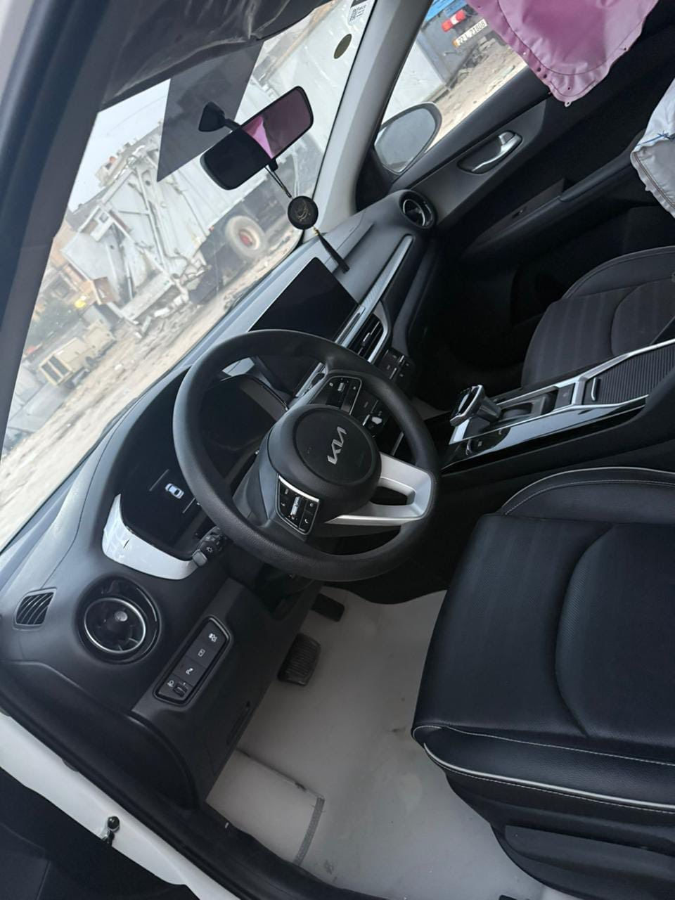 للبيع كيا سيراتو موديل2024 رقم اربيل تحويل مباشر حادث  خلفي السعر 78$ وبيه مجال العنوان بغداد للاتصال ***********  المواصفات 1/1
