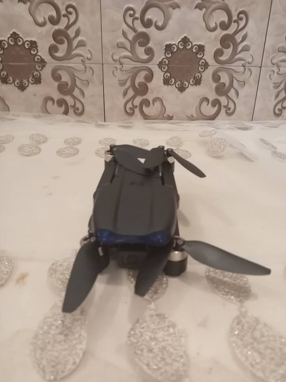 درون نوع E88 ارتفاع:150م مدى:1كيلو تجي وياه بطارية و اربع ريش اضافية وكامرة امامية وكامرة تحت الدرون مثل الي بل صورة ودقة الكامرة 360ميجا وتربط على الهاتف تجي مع حقيبتها والبطارية تنشحن 120 دقيقة وتكدر تطيرها 15 دقيقة بل جو سعرها 35 الف والتوصيل 5 الاف


**إذا كنت صاحب هذا الإعلان وتريد حذفه لأي سبب، رجاءا أرسل رسالة إلى الدعم الفني**