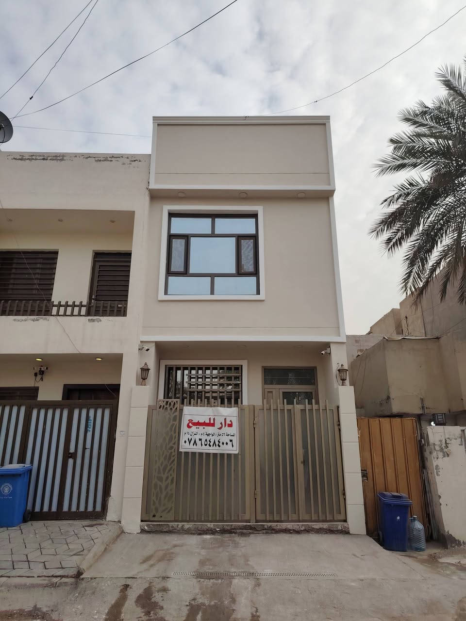 دار للبيع مساحة ٥٦ متر
مجاور شارع علي الفريجي بناء ٢٠٢٥ 
الطابق الارضي (هول +درج +مساحه درج+حمام+منور+مطبخ)
الطابق الاول (غرفه نوم كبيره + حمام+منور+غرفه نوم)
الطابق الثاني (بيتونه كبيره تحتوي على لاندري ومغسله + سطح امامي +سطح خلفي)
جميع الانابيب والكهربائيات وبواري السبالت وتسليك الكامرات والنت والساحبات دفن 
الارضيه بورسلين 
الاناره دفن + الغربيات تعليك مع المغاسل 
للاستفسار ***********
