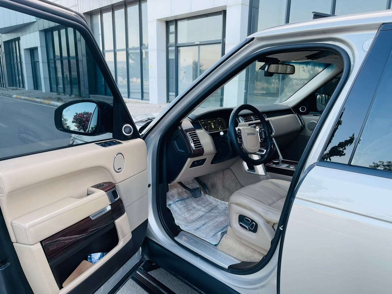 السلام عليكم 
للبيع .. 
رانج 2014 خليجي رقم سليمانيه الجديد سنوية وهزة جديدة 
ماشيه 167 الف حقيقي 
محرك سوبر ( كاز ) شرط 
كير شرط 
صدر امامي خلفي شرط 
فول مواصفات معروفة 
كفالة عامة من الضرر والصبغ 
السعر / 265 
العنوان / سليمانيه 
اتصل للأستفسار /‭0771 530 1717‬
