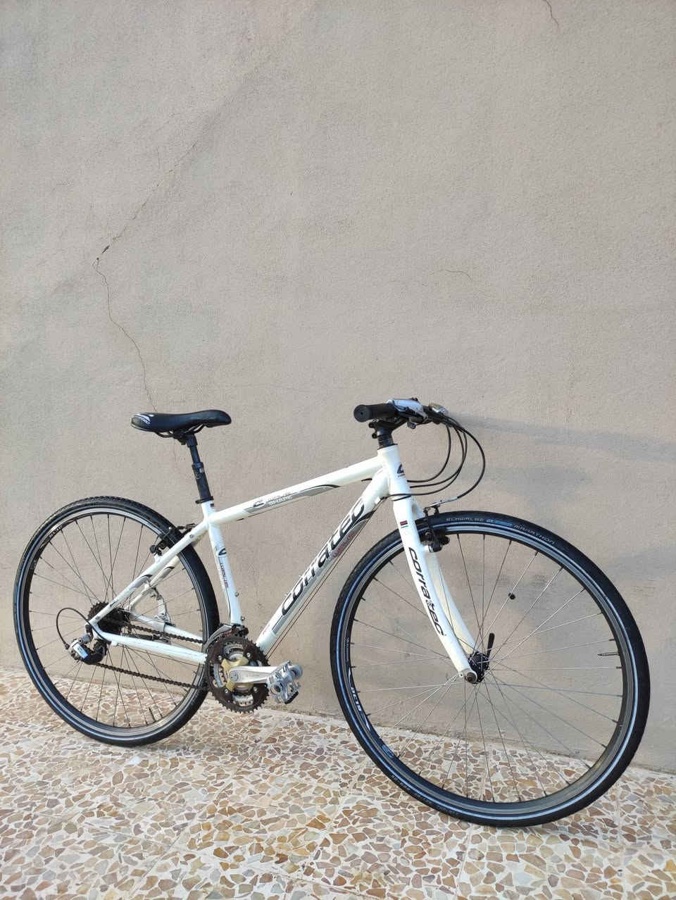 السلام عليكم
دراجة ماركة كوراتيك #corratec صنع ألماني اصلي جيرماني🇩🇪

حجم 28 (C700) .فوول المنيوم خفيف جدا...لشة مضلع حديث

لون ابيض اوف وايت مع تطخيمات اسود وسلڤر وختم جيرماني

سستم شيمانو كامل سيت سورا #SHIMANO_SORA سلس جدا

بدالات السرعة 8X3 سحب دفع #شاشة حديث سرعه وسلاسه 

بريكات سستم #PROMAX بروماكس مع فحمات اصلية شركة 

وياله اصلي زوم طبقتين مصممه لتحمل الاوزان الثقيلة والطسات  

تايرات كتان اصلية ماركة  شوالبي ماراثون #SHWALBE_MARATHON مع خط فسفوري ليلي مضيئ

سرج طبي اصلي مختوم ختم الشركة المصنعة #corratec

مع دبل هوائي بلسرج لامتصاص الصدمات والطسات 

ستيرن رياضي نفخ اصلي...كمبليونات ويالة ..سرج آلنكي قفل 

🔴الدراجه قطعه مال حاويه غير مستخدمه داخل العراق 
     الدراجه وضع شركه ما مبدل بيها برغي ليبل واحد ختم
     واحد ما بيها اي نقص كامله وجاهزة ع الاخير 

المكان موصل الجانب الايسر ..السعر 170(ثابت_قفل)

يوجد توصيل بغداد وجميع المحافضات العراقيه

رقمي للتواصل ***********
