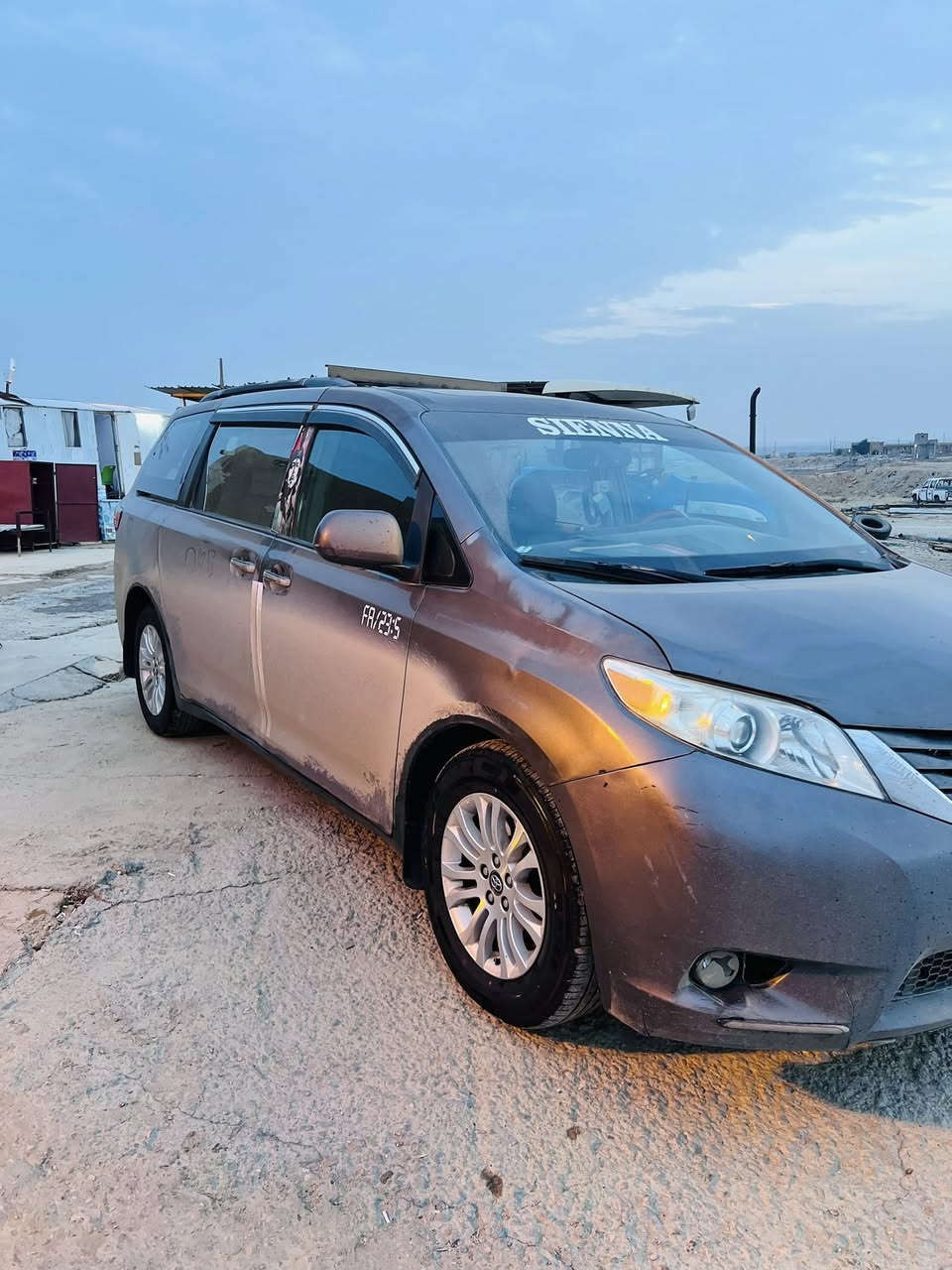 السلام عليكم
سينا للبيع 2017 XLE
فول موصفات فتحه بصمه 
شاشه ويل كب سياره تخم تاير جديد
محرك جديد كير خير من الله 
سياره جاهزه لشغل 
حادث 3قطع 
السعر 185وبيها مجال 
مكان السياره بحديثه وبغداد 
***********
