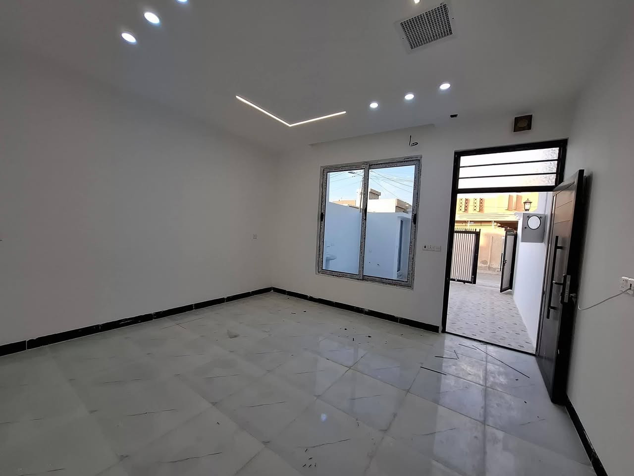 #دار للبيع طابو صرف بناء صفر  ( طابقين )
#المساحه 100متر الواجهه 5 متر
#العنوان حي شهداء مقابيل روناكي ( خلف جامع الشهداء )
_______________________________
#ملاحظه دار واحد باقي فقط 
_______________________________
                   #المواصفات 
ط1 غرفه نوم _ استقبال _ مطبخ _ صحيات _ كراج 
ط2 غرفه نوم _ هول _ صحيات 
______________________________
للأستفسار الاتصال على الارقام التاليه 
***********
***********
