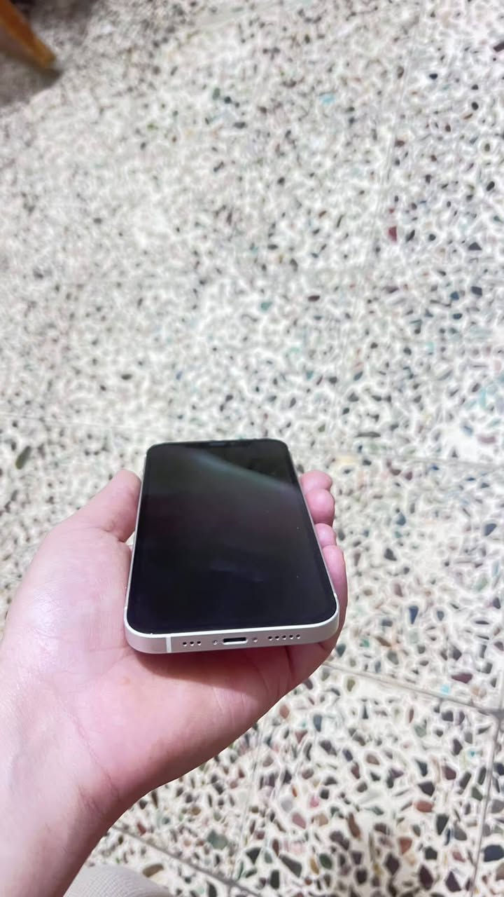السلام عليكم
ايفون 12عادي نظيف 
مستبدل شاشه نوعيه ولد احسن نوعيه بل سوك 3خيارات
بطاريه 77 بلادي صرف طبيعي 
فيس ايدي شغال 
ذاكرة 128 
بي بس هذا الفطر شوي بلظهر مامئثر 
سعرة 235 
بغداد ***********
