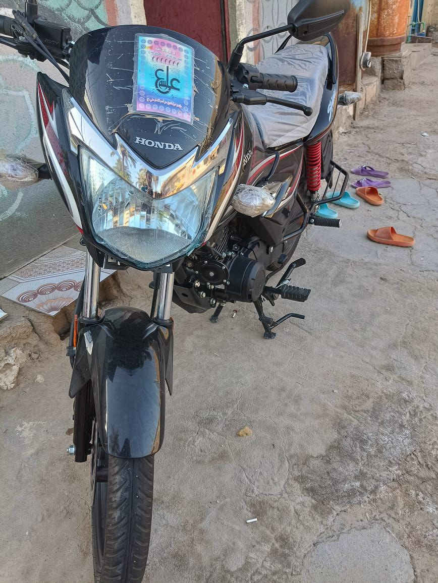 سلام عليكم 
هونده شاين الدراجه شوفة عين 
دراجه موديل 2021 مخزن بالمعرض
دراجه ما ماشيه نضيفه مكينتها نضيفه
سلف شغال كهربائيات  شغاله دراجه متعوب عليها السعر مليون و800 الف بيها مجال بسيط جداً دراجه اوراق كامله الرقم***********  العنوان بصره شط العرب قرب مدرسه البيارق٠
