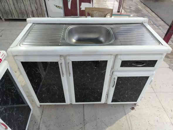 للبيع كونتر ارضى ملحق مترين نضيف شغل تقيل  سنك ١٣٠سم  استيل نضيف سعر ٢٧٥ بي مجال *********** اسيا *********** مكان رشيديه
