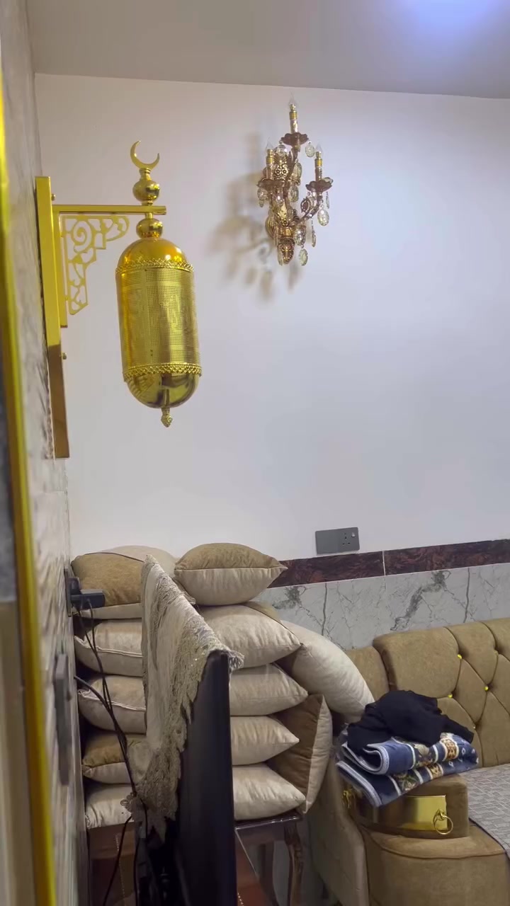 سلام عليكم للبيع مستعجل مساحه 160م واجها 8نزال 20طايو زراعي سند 25بناء جديد مانقصه كلشي مكانه بغداد حي البتول سده الولادايه سعره 70 الاتصال ***********
