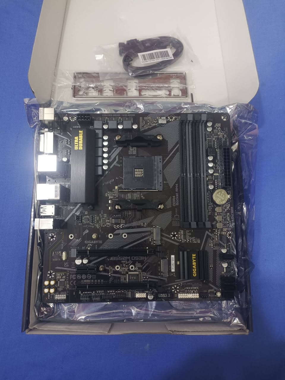 كومبو
بورد B550 M سلوت رام 4 
معالج R7 5700x
هارد M.2 1T 
رامات 8*2 3200 RGB 
مبرد Deep Cool


**إذا كنت صاحب هذا الإعلان وتريد حذفه لأي سبب، رجاءا أرسل رسالة إلى الدعم الفني**