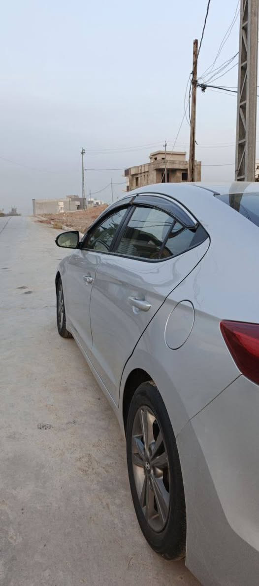 النترا 2018 
وارد امريكي 
محرك ٢٠ دوش 
رقم اربيل باسمي 
بيها كابون 
موصفات نص فول 
كير ثلاث وضعيات 
سبورت + ايكو + عادي 
نقاط عمياء 
كامرة  دوارة
شاشه كبيرة 
 تشغيل عن بعد 
 *********
الضرر بوند وجاملغ قطعتين  صور الضرر موجود
السيارة جاهزة ماتصرف عليها ربع
اي استفسار 
***********
***********
او مراسله ع خاص
السعر  129 موصل, نينوى
