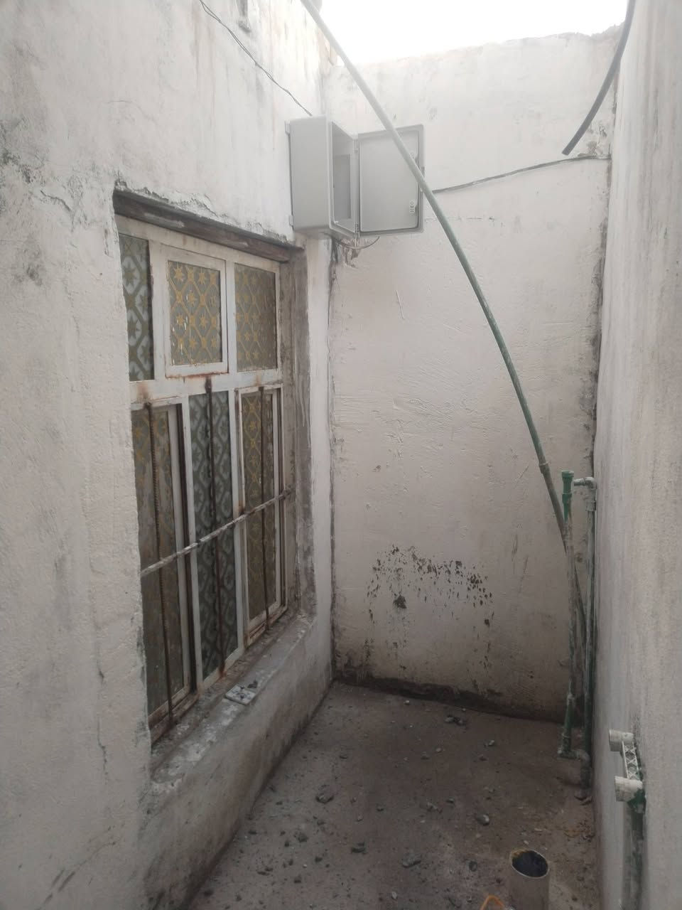 نصين للبيع منطقه الاستكشافات بضهر بانزين خانه الابتسام خامس فرع كل وحده غرفه واستقبال ومطبخ وملحقاته صب مسلح رقمي *********** واتساب
