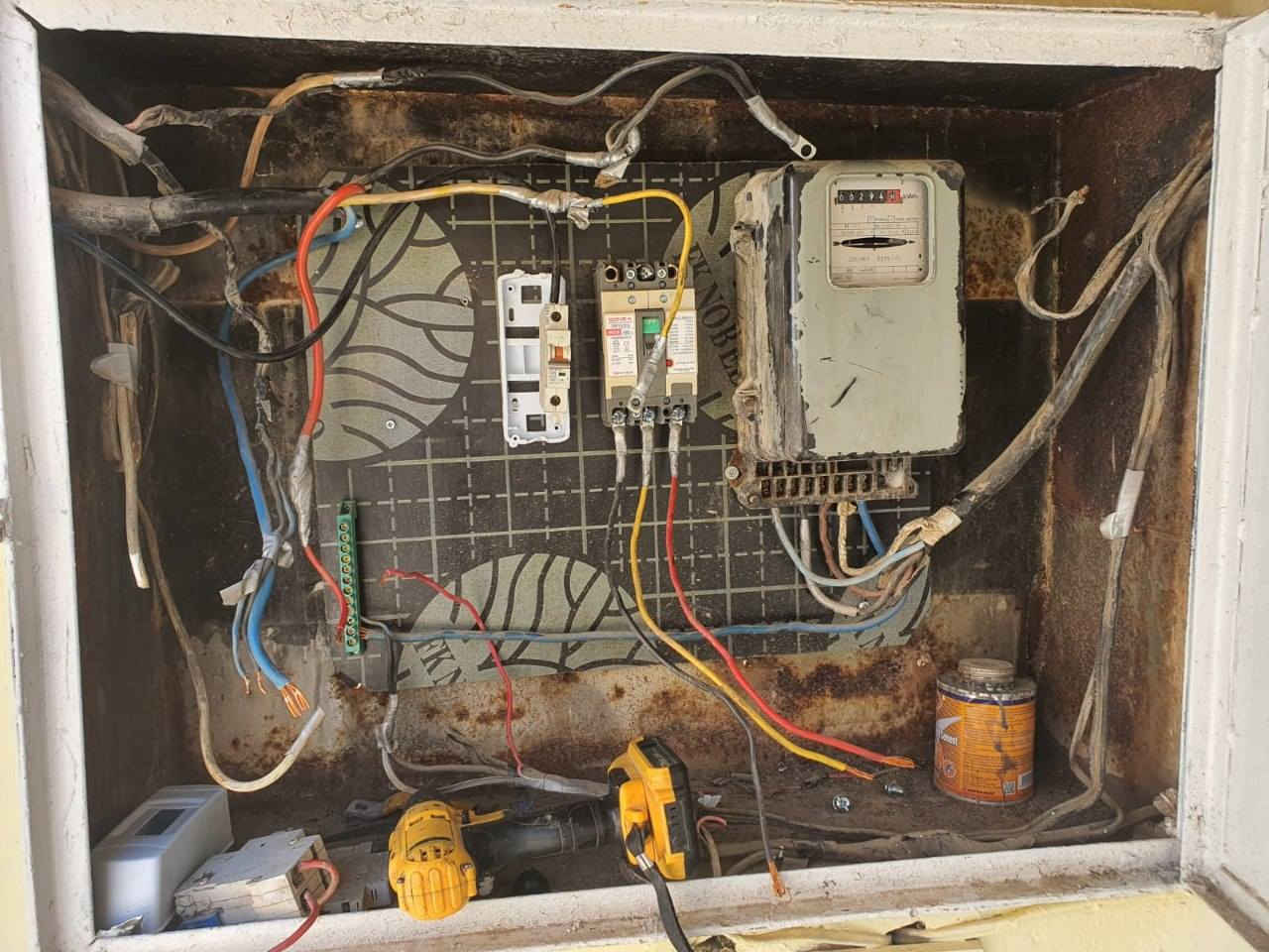 تأسيسات كهربائية عامة .
صيانات كهربائية وتصليح الاعطال  .
ترميم بوردات قديمة واعادة ترتيبها  .
نصب كامرات المراقبة .
عمل بوردات ATS  الصناعية  مصدرين واكثر  .
تصليح ومد نقاط كهرباء والانارة .
تبديل وفحص هيترات  السخانات .
شد الثريات الرفوف المبردات .
نصب منظومة اطفاء للبورادت .

#اي_شيئ_يخص_الكهرباء  ....

#بانسب_الاسعار .

المهندس عبدالله صخر .

. للاستفسار  الاتصال ***********  .

متوفر واتس اب لارقام الكورك ..
