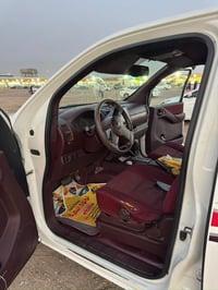 سيارة نيفارا موديل ٢٠١٣ رقم قديم السيارة ما بيها اي قطرة صبغ بس طخات ب...