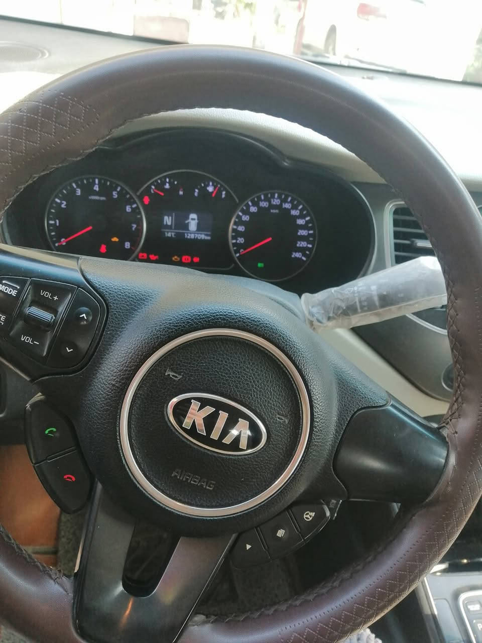 كيا كارنز موديل  ٢٠١٤ بغداد دولي باسمي ابيض اللون  7 راكب محرك 2000 دوش خليجيه مكفوله من الصبغ والتبديل بيها كرت بلباب الخلفي ولجاملغ وبارد بنفس المكان  تدفئه تبريد حساسات  ستيرن  وحساس خلفي طخم تايرلايت كشاف السياره جاهزه من كل نقص العنوان بغداد قرب معمل غاز التاجي السعر 135
*********** اتصال
