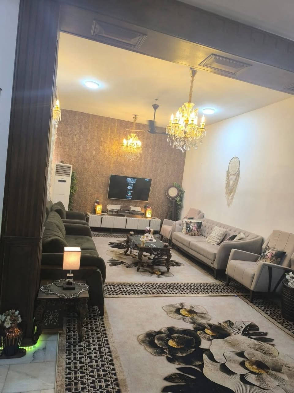 دار للبيع طابو زراعي سند 25 الموقع زوير قرب الشرطه النهريه المساحه 200متر طابقين الطابق الاول يحتوي على صاله هول مطبخ غرفه نوم وصحيات داخليه وخارجيه الطابق الثاني 4 غرف نوم للاستفسار ***********  و
