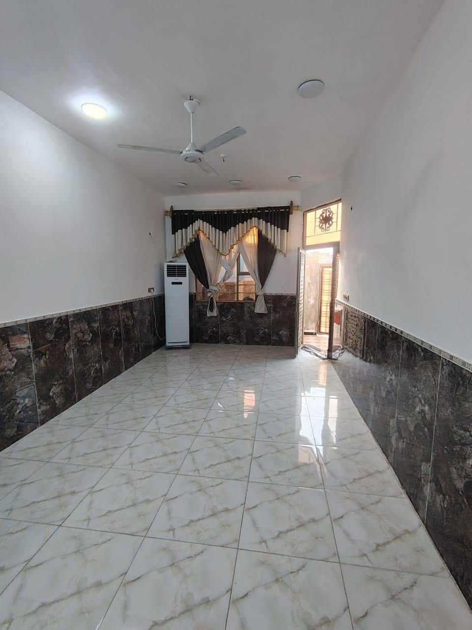 بيت للبيع 🏠 
المساحة 140م📈
نوع العقار شاغر معامله واصله للتقييم✔️
بناء حديث طابوك السقف صب كونكريت ✅
خدمات كامله ماء وكهرباء وتبليط ومدارس ✅
يحتوي على.....غرفتين نوم وصاله وديوانية ومطبخ وصحيات ومنور ✔️ 
العنوان 📍 حي الفداء نهاية شارع ابولبنان قرب شارع 60م
الـسـعـر 75 قابل للتفاوض 
للأستفسار ☎️ ***********
