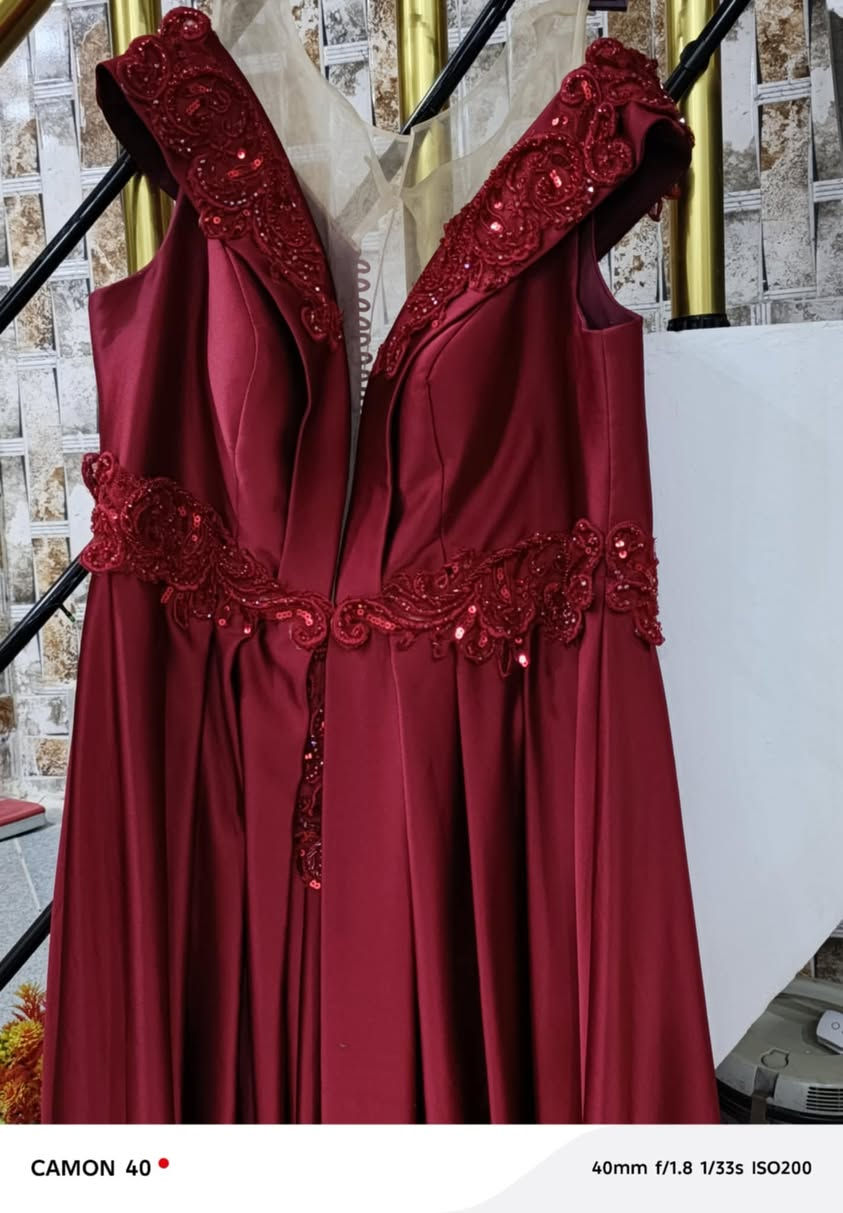 النجف مقابيل قريت غدير عامود ٣١٤ / قبل سنة شترتهن بس على حفاض كلش نضيف ألون ماروني  سعر الشراء ٩٠ ثنينهن سعر بيع ٨٠ /  بدلة سادة ٩٠ / فقط ٣ ساعات  / ماروني شذر ٥٢ قياس / وسادة ٤٢ قياسهة / يوجد توصيل نعم / السعر قابل للتفاوض نعم ‏ تواصل ‪***********‬‏  وتساب صورة للحجز والاستفسار التواصل مع هذا الحساب نسيم الورد
