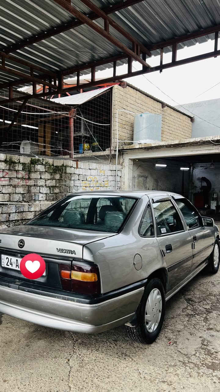 اوبل فيكترا
موديل 1992
حجم 18
صبغ عام جماليه 
رقم سنويه جديد 2030
کير و محرك تحويل شرط 
***********
