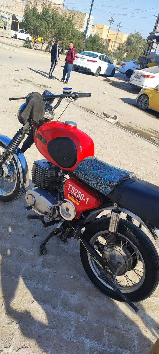 السلام عليكم 81للبيع عوزه ترتيبات ابيعه عله وضعه كما موضح بلفيديو كصه 6 لحيم بس جوه لكشن بيه تحويره مال سامراء  كهربائياته شغاله تايرات جدد مكاني ديوانيه السعر ب700وبيه مجال قليل ***********
