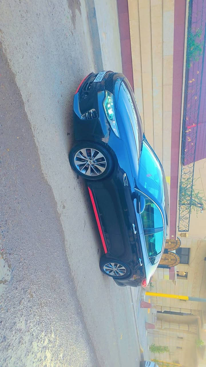 كيا أوبتيما 2016 SXL تيربو 🚀 فول مواصفات
المحرك:

 • 2000 تيربو

 • دبل كزوز

 • 3 طكات بانوراما

الكاميرات والحساسات:

 • 5 رادارات (أمامي + خلفي بالدعاميات)

 • 5 كاميرات شاملة

 • كاميرات جانبية بالمرايات

 • كاميرا خلفية

 • كاميرا علوية بالقمارة

 • 4 كاميرات 360°

 • حساسات أمامية + خلفية

 • بصمة حساسات خلفية

 • نقطة عمياء

 • تبريد قطعتين منفصل

 • كشنات جلد

 • داخلية قرميدي

• الستيرن هيتر + شفتات

 • كشنات كهرباء + تبريد + تدفئة + مساج

 • كشنات خزن (ميموري) 3 وضعيات

 • أوتو هولد

 • 3 وضعيات قيادة

 • بردات خلفية

 • دخول ذكي

 • بصمة أبواب

 • مرايات كهرباء شفط

 • جنطة ذكية تنفتح عن بُعد

 • الجام ذكي حساس للطوارئ (إذا شي قدام ينزل تلقائي)

الصوت والإضاءة:

 • سماعات Harman Kardon عدد 10 + 2 دمام أمامي وخلفي

 • لايت LED Dynamic دوّار مع الستيرن

الإطارات:

 • ويل 19 بلادي كروم

السلامة:

 • تحديد مسار

 • توقف تلقائي

 • مثبت سرعة ذكي مع رادار

 • شاشة أعطال

 • حساس ماء الزجاج

المسافة المقطوعة: 86,000 كم

⸻

الحالة:

 • صبغ: جاملغ + بنيد + جاملغ ثاني فقط رش

 • بدون دواخل

 • شواصي ولغود سليمة 100%

⸻

السعر: 128$ – وبيهه مجال 
اكو ارخص بالسوك الي ماتفيده خلي يعوفها الله يبارك بعمرة

📞***********

📍 الموقع: بغداد  الدورة
