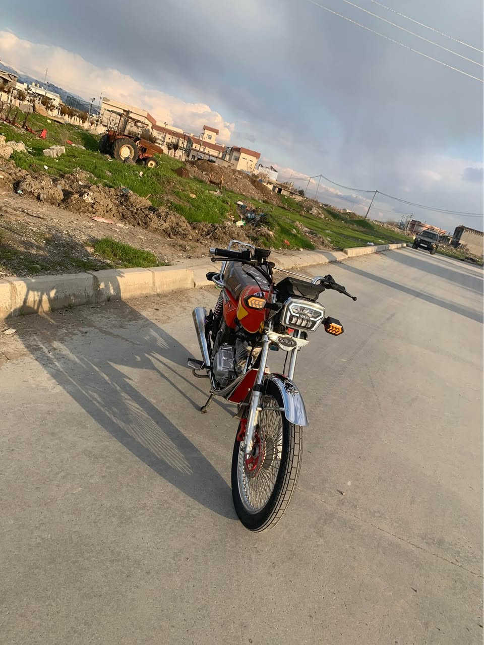 ئەم ماتۆرە بۆ فرۆشتن سۆنلیک 2025 ماتۆرەکە حەدی سفرە کامل ئەشیاو مەنەفێستی ئەسڵی لەگەڵ ماتۆرەکە بەشەرتی  مەکینو هەمو شت دەی فرۆشم تابڵی  ماڵەکە جوانە  یەک دەستەو  راگیراوە گزۆز 400Cc لەسەرە  شاشە ئایپاتە دوو سویچی لەگەڵە ماڵەکە بۆخۆئ دیارە مەحەمەلێکی کەمی  تیدایە  شوێن قەڵادزی 
ژ.م*********** بشدار, السليمانية
