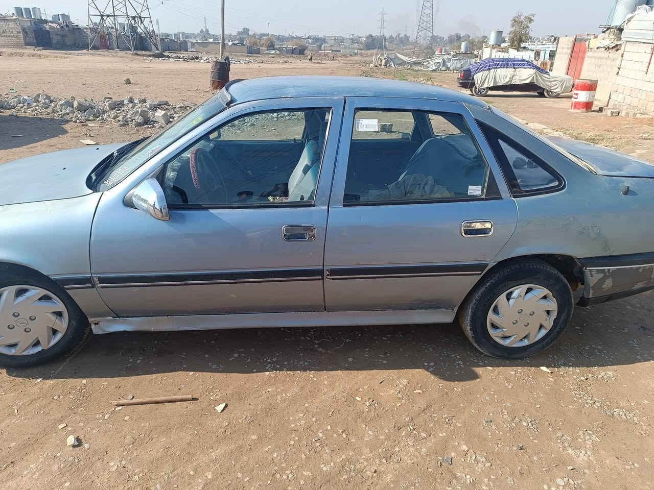 السيارة للبيع فكترا ١٦ بيع مستعجل نظيفة محركه بية بداية صرف رقم اخظر سنوية بيظا سعرها ٢٥ وبيها مجال صاحها يحول 
***********
***********
