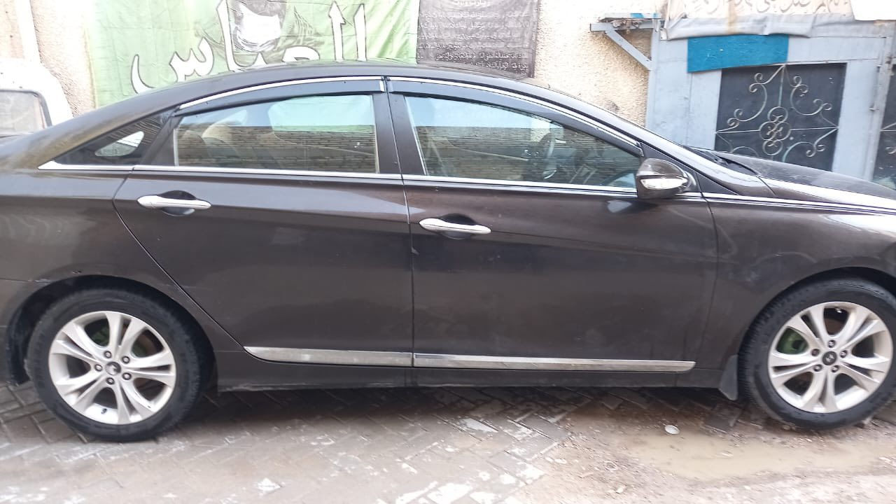 السلام عليكم 
سوناتا 2011 وارد خليجي محرك دوش 2400 تمشي خير من الله نظيفة تبريد فول دواخلها نظيفة حساسات بيها كامرة خلفية ثلث (٣) تايرات جديدة سبير موجود ، طخة صغيرة بالجاملغ الأمامي اليمنة ترجع عالبارد ، بابين ميشتغلن عالريمونت ، ماشية 161 ألف ، صبغ احزام للجمالية السونار موجود ، 
السعر : 90 وابيها مجال 
التواصل: ***********
