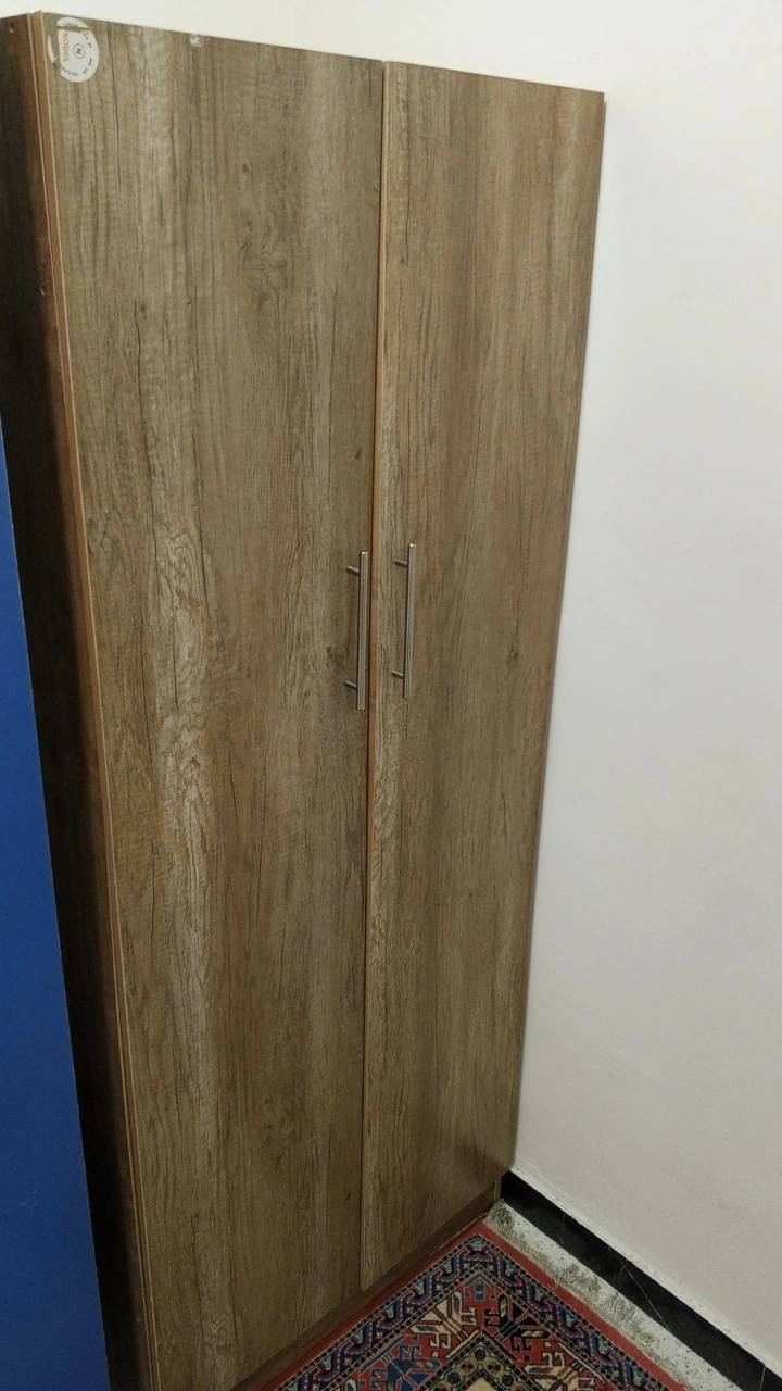 كنتورين للبيع
اللي على اليمنة بابين نظيف حيل 100 ألف 
واللي على اليسرة مثل ما موضح بالصورة 3 بيبان 100
ارتفاعهن 2 متر 

***********
