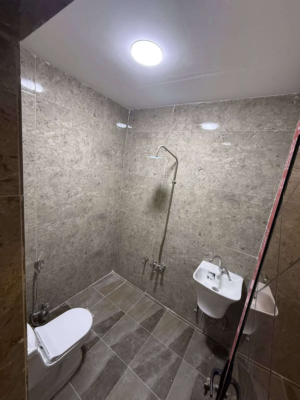 دار للبيع  الموقع الغدير محله 706 🛑
المساحة 65 🛑
الواجه 4 
يحتوي على 
ط 1 صاله+ مطبخ + خدمات 
ط2 غرفتين   +  خدمات 
 للاستفسار ***********
