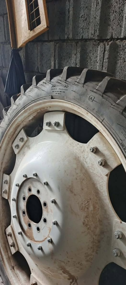 سەرەتا بەناوی خوای گەورە میهرەبان ئەم جوتە تایە بۆفرۆشتن زۆر پاک ماوەتەوە کەم ئیشی کردوە ستارماکس تورکی. 
***********
