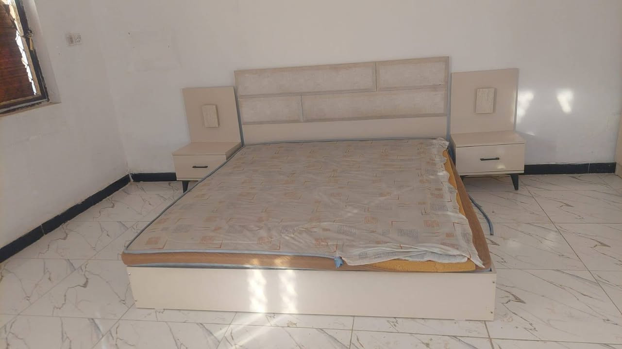 غراض منزل كلهن نضيفات للبيع
 كنتور ابو ٤ - غرفة نوم كامله - كاونتررات  كل قطعتين واحد - طباخ - كاروك -بلازمه حجم ٥٥ مو انترنت - تخم قنفات - نص تخم قنفات - سبلت ميدا ٢ طن - مجمده بوفيه واكو هواي غراض بعد ***********
