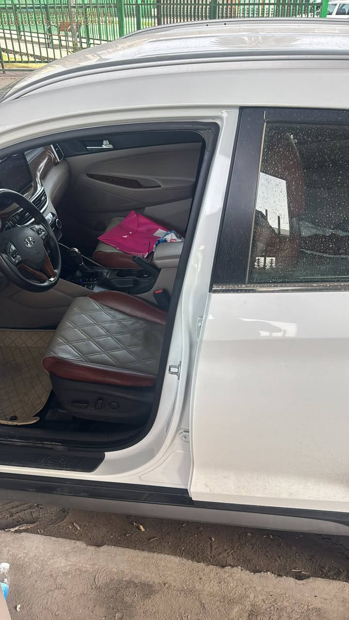 السلام عليكم
توكسان موديل 2020 خليجي 
بيها بارد اقل شبر 
الباقي كفاله عامة من صبغ والضربه 
ماشيه 81 الف 
كشنات جلد 
كشنات كهرباء الاماميه 2 
بصمة تشغيل وابواب 
رقم بغداد باسمي 
شاشه 
دبل لد 
سيارة بعدهي ع وضع شركة ما مفتوح بيها برغي 
مكان السيارة بغداد الكرخ
السعر 205 $ وبيها مجال بسيط 
***********
