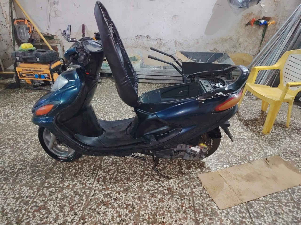 السلام عليكم دراجه دولفين للبيع اخت فراشه دراجه ماعيزه برغي مكينه حاويه على فحص جديده كهربائيات كامله سلف كلشي شغال بيه دبلات جدد وره والكدام سعرها ٤٥٠ بيه مجال قليل لشراي مكاني مشخاب قرب ناضم الجبير خاص متواجد. او الاتصال ***********
