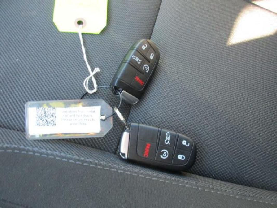 السلام عليكم سيارة 18 السعر 220
بس باب السايق بيها بارد 
السيارة في محافظة بابل 
للأستفسار الأتصال على 
***********
