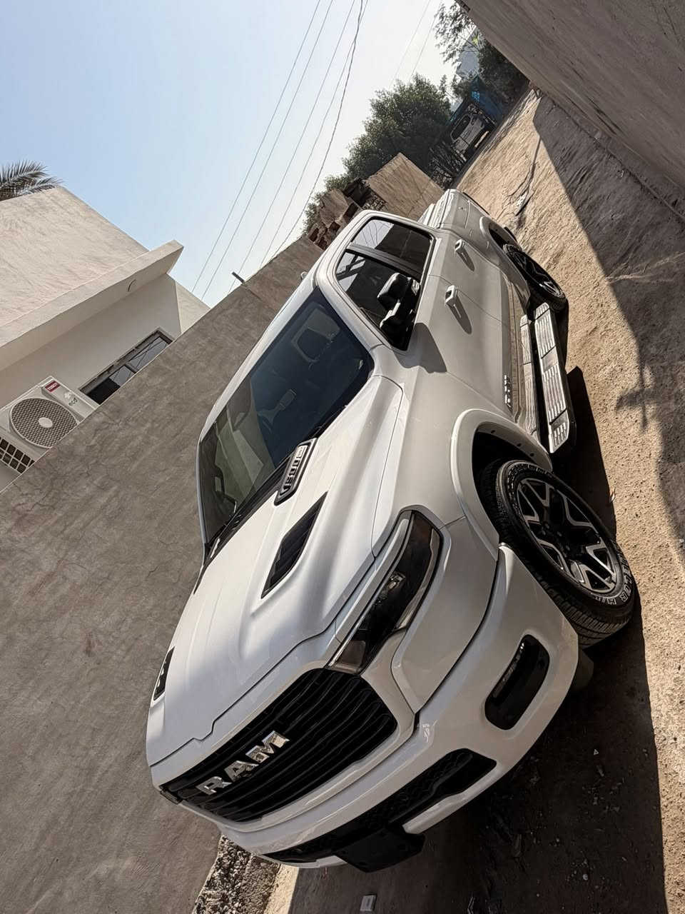 السلام عليكم
رام 2025 لارامي 

1- تشغيل عن بعد واطفاء

2- شاشه تسلا

3- رادارات اماميه خلفيه جانبي

4-نقاط عمياء جانبية

5-دوسات بانزين وبريك متحركة

6- بصمه عدد 2

7- سلايد

8- كشنات جلد 

9- الكشنات تحكم كهربائي

10-باب خلفية كهربائية

11-تدفئة وتبريد كشنات امامي مع تدفئة كشنات خلفي مع تدفئة ستيرن

12-نظام صوتي Alpine

13-نظام تحديد المسار 

14-مرايه جانبي وسط تعتيم 

15- رام بوكس + بوكس داخلي

16-لايت full led

17-نظام دفع رباعي 4x4 مع نظام دفع ثنائي خلفي 4x2

aux/usb/Bluetooth/apple النظام الصوتي يحتوي 

car play/android auto

18-اربع وضعيات للقياده سبورت/نورمال/سنو الثلجية/اوف رود

19- حساسات امامي خلفي

-ميموري كشنات

-محرك v6 3.0 تون تيربو 420 حصان

-ماشيه سياره 3 الف 

- كير 8

- نظام ترحيب

- مري شفط

ملاحضه سياره بدون رقم تترقم جميع المحافظة عدا شمال

صور الحادث مرفقه 

سعر 450 بيها مجال 

عنوان / ديالى بعقوبه / ***********
