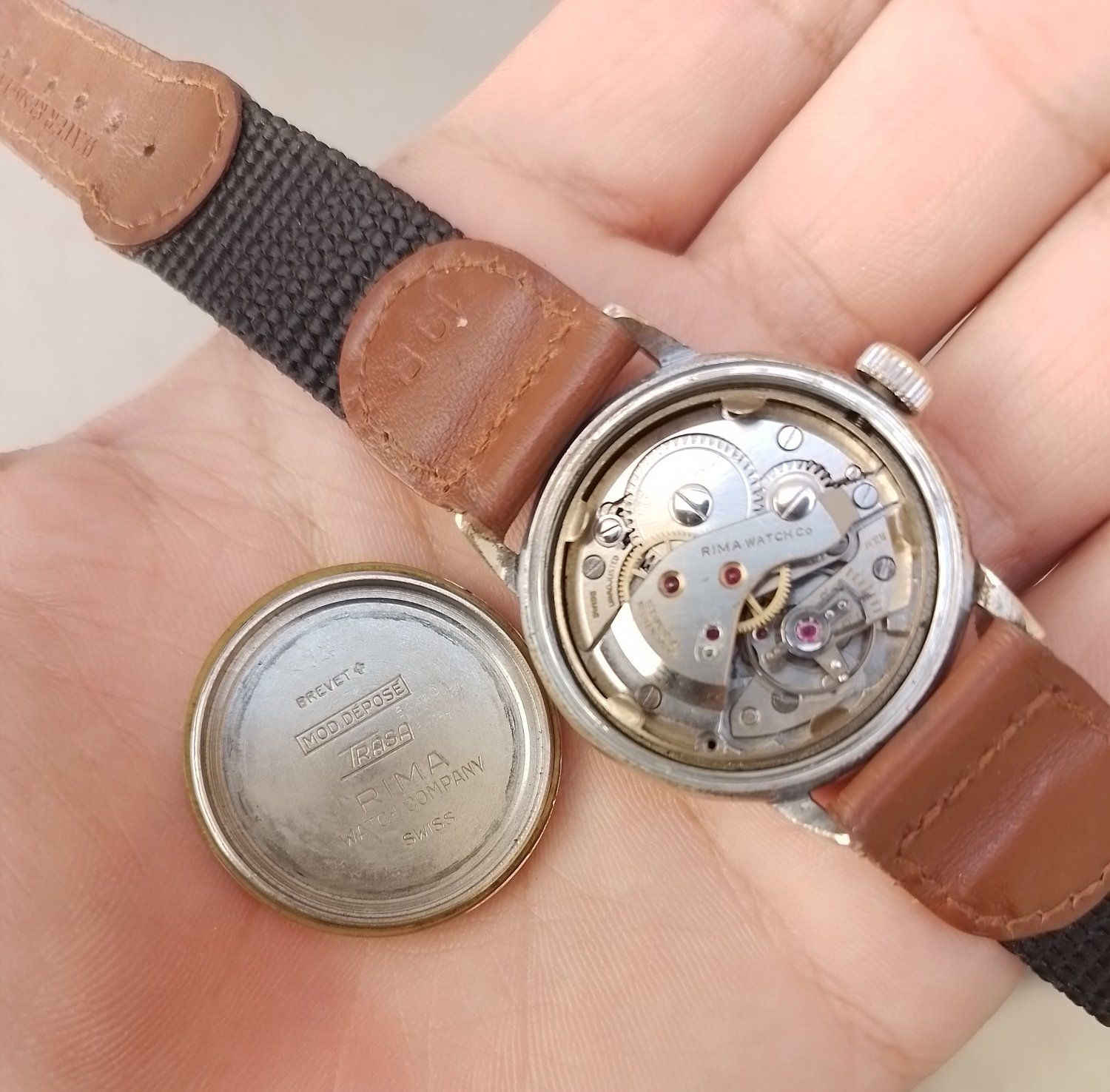 ساعة "ريما" سويسرية عريقة - ميناء "تروبيكال" نادر - 17 حجر. انتاج الاربعينات شغالة وقت مضبوط سعر ٨٥ الف.
نظافة عالية نسبة الى عمر الساعة.


**إذا كنت صاحب هذا الإعلان وتريد حذفه لأي سبب، رجاءا أرسل رسالة إلى الدعم الفني**