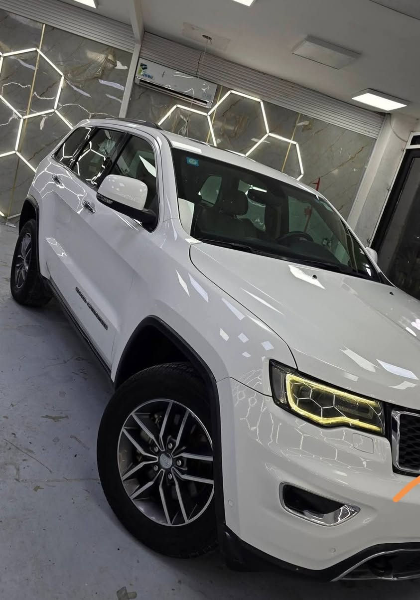 سلام عليكم  يالله
للبيع  جيب شيروكي  جراند 
موديل 2019 لون  ابيض  رقم بغداد 

السعرر 140 $ متوازي كلش

رقمي ***********☎️ 

سياره فول مواصفات   الفتحة 

وارد امريكي  بسيطة جاملغ وبنيد فقط       صور حادث مرفقة 

حجم المكينه 6  سلندر( 3600)

  

سياره جديده بمعنى الكلمة وجاهزه وخير من الله

مواصفات سياره

بصمه تشغيل 

ماشيه 83الف حقيقي  

بصمه ابواب 

حساسات امامي وخلفي 

رادار ت جانبيه + هيترات مري 

رادار خلفي 

توقف ذاتي 

تشغيل عن بعد 

كشنات جلد 

خزن ميموري + كراسي الاماميه كهرباء ⚡️ + تدفئة 

استيرن تدفئه 

شاشة كبيره كار بلي 

كامره خلفيه دواره 

مانع انزلاق

 فور ويل 

عليها كت كامل SRT 

صندوق كهربائي 

اشاير مري 

لد امامي وخلفي 

لايت زنون 

حجم المكينه  (6) سلندر 

ويل حجم 20  

سبورت سرعه 

نضام اقتصاد
