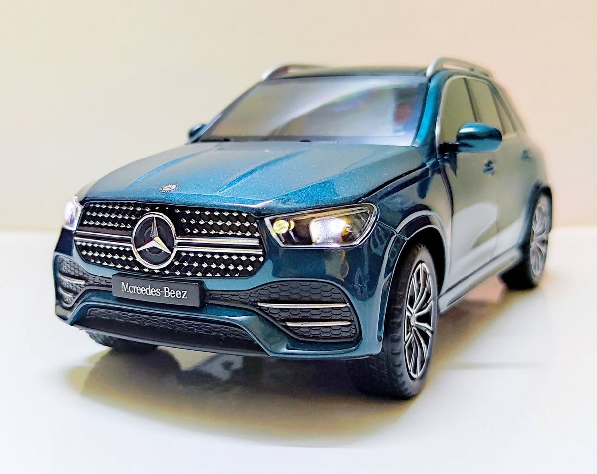 هذا المجسم المعدني لسيارة مرسيدس بنز جي إل إي (Mercedes Benz GLE 350) مقاس 1:24 تحفة فنية مصغرة تتميز بتفاصيل واقعية دقيقة، أبواب قابلة للفتح، وإضاءة ومريات ضم وكلاس وصوت موتور 
للتواصل على الخاص او اتصال واتساب /01006962258
#ماكيت_كار
#ماكيت_سيارات
#مجسمات_سيارات
#سيارات_مصغرة
#ماكيت
#ModelCars
#Diecast
#DiecastCars
#ScaleModel
#CarModel
#MiniCars
#CarCollectors
#هواة_السيارات
#عشاق_السيارات
#ClassicCarsModel
#SuperCarsModel
#ماكيت_سيارات
#مجسمات_سيارات
#سيارات_مصغرة
#ماكيت
#ModelCars
#Diecast
#DiecastCars
#ScaleModel
#CarModel
#MiniCars
#CarCollectors
#هواة_السيارات
#عشاق_السيارات
#ClassicCarsModel
#SuperCarsModel


**إذا كنت صاحب هذا الإعلان وتريد حذفه لأي سبب، رجاءا أرسل رسالة إلى الدعم الفني**