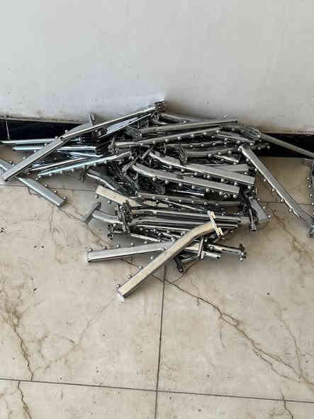 السلام عليكم ستاندات محل ملابس ستعمال قليل للبيع 86قطعه ***********.
