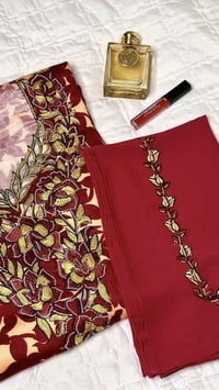 مخاوير اماراتية حرير اندنوسي تطريز و ستراس منطقة الصدر و الردن و الشال...