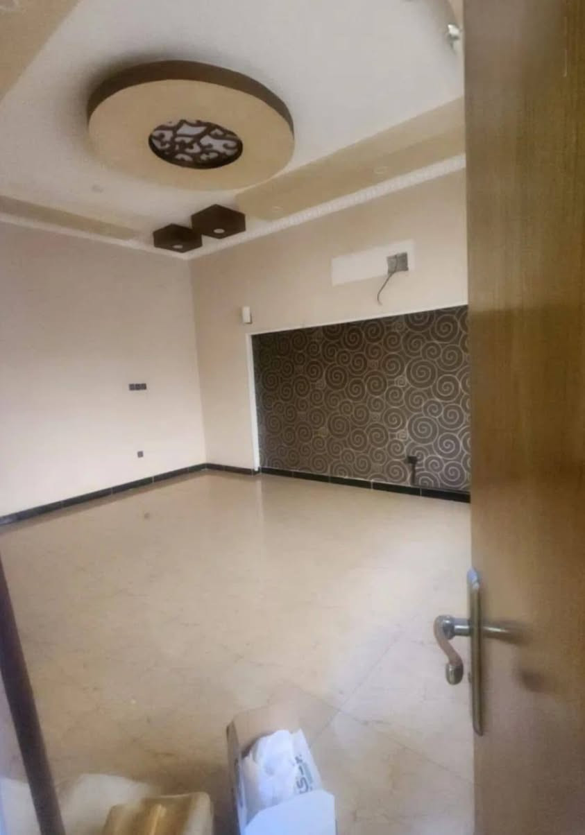 بيت تجاري للايجار 

الموقع /الحارثية /مقابل جسر المرور 

المساحه/200م

المواصفات 
طابقين 
6غرف نوم 
2حمام
2مطابخ
2صالات 
2حولي 

مخصص فقط للشركات التجاريه أو مركز طبي او لأصحاب الشركات والمكاتب 
التجاريه 

سعر الأيجار/38،000$

تجاري/***********
#تجاري
