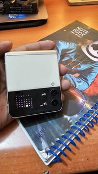 GalaxyZFglip3 5G جهاز مداخل صيانه ابد  لون كريمي  ذاكره 128 جهاز كلش ن...